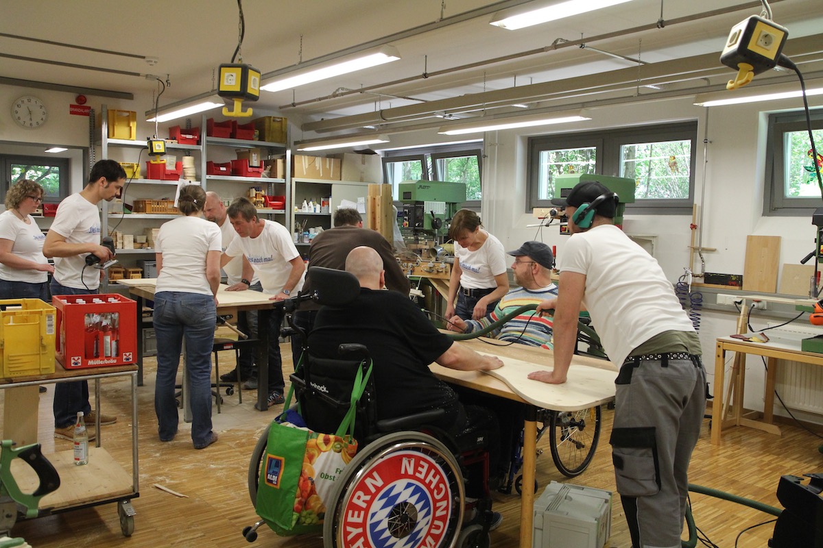 In der Werkstatt der Stiftung Pfennigparade bauen behindertes Klienten gemeinsam mit Teilnehmern der Energie Südbayern im Rahmen des Social Days.