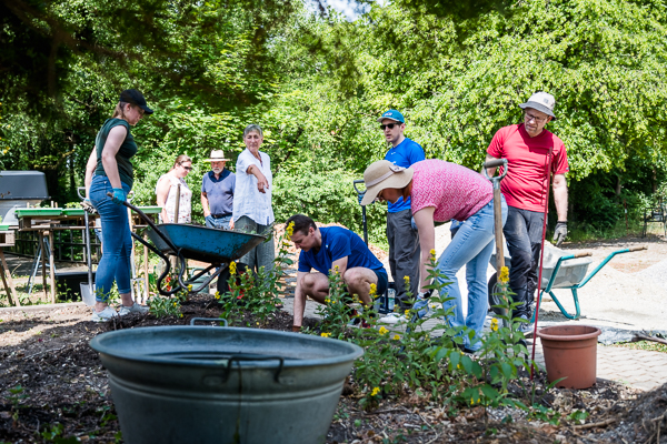 Gemeinsam setzen sich die Teilnehmer am Social Day für den Artenschutz im Pasinger Klostergarten des Bund Naturschutz in Bayern ein.