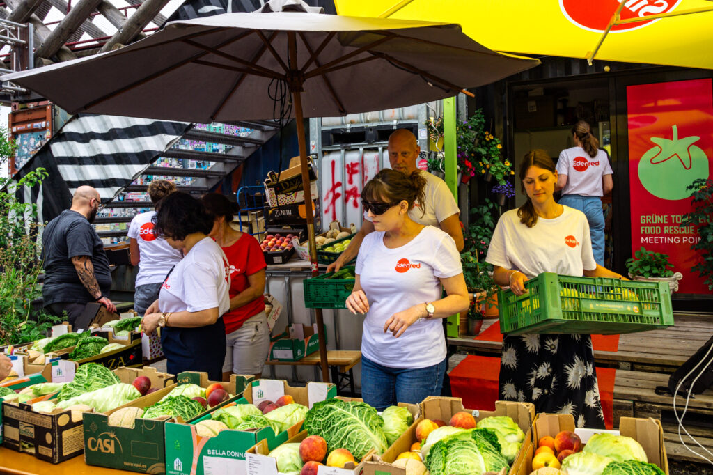 Mitarbeitende von Edenred sortieren Lebensmittel beim Social Day Des mach ma bei Food Rescue Grüne Tomaten.