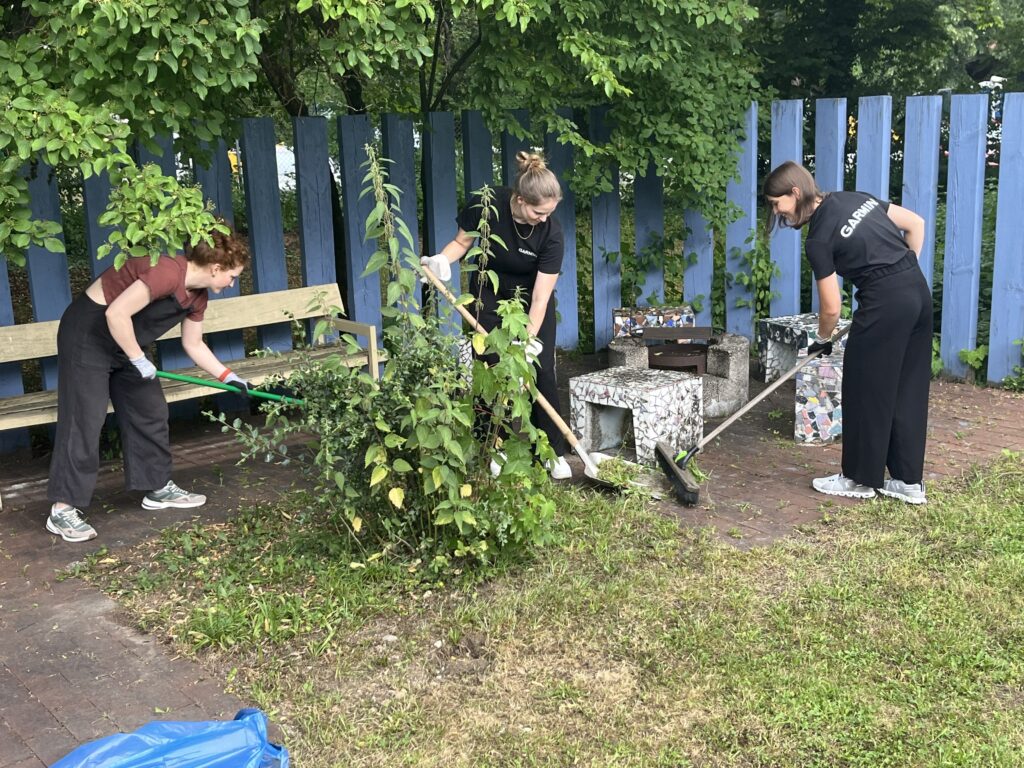 Ehrenamtliche Helfer beim Corporate Volunteering im Mädchenheim Gauting der Caritas München.