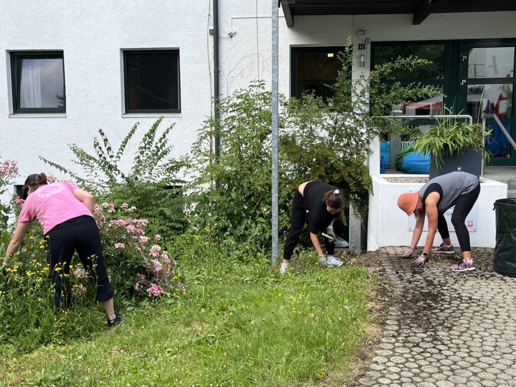 Ehrenamtliche Helfer beim Corporate Volunteering im Mädchenheim Gauting der Caritas München.